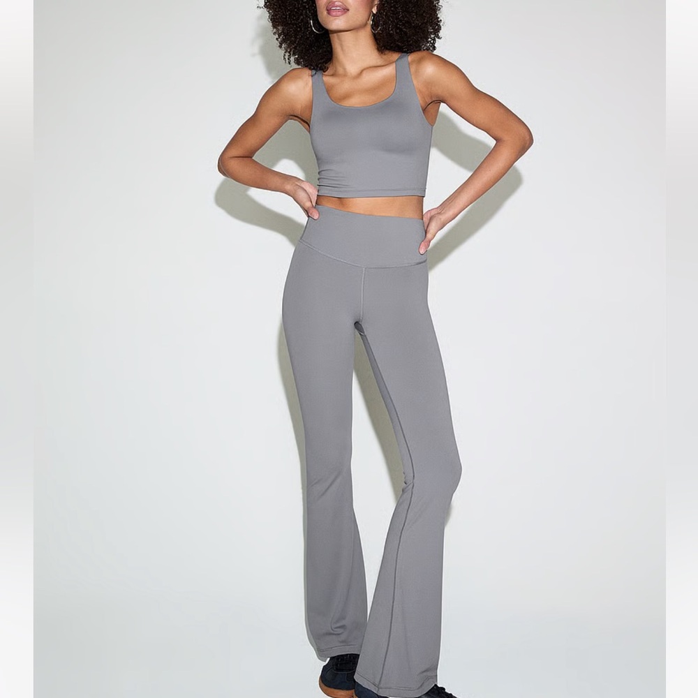 PINK Victoria's Secret Relay Flare Leggings - Picture 6 of 9
